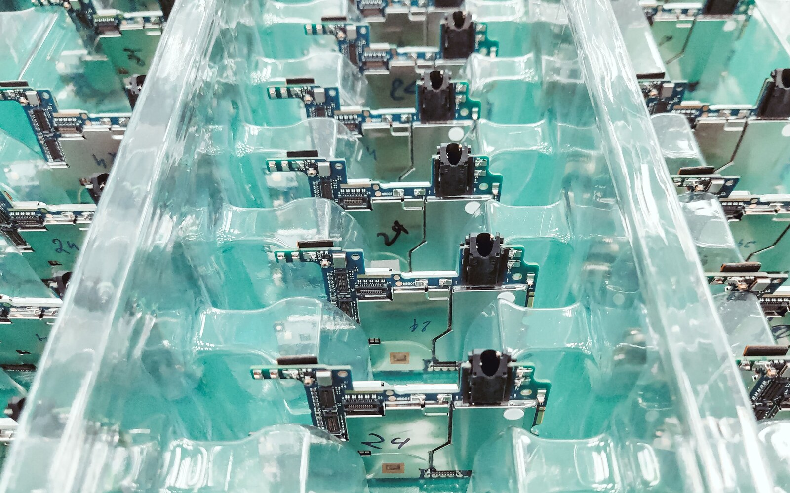 手机绝缘材料与数码电子零件等离子处理工位